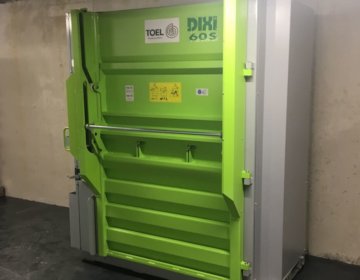 Ballenpresse-Dixi-60-S vor Wand