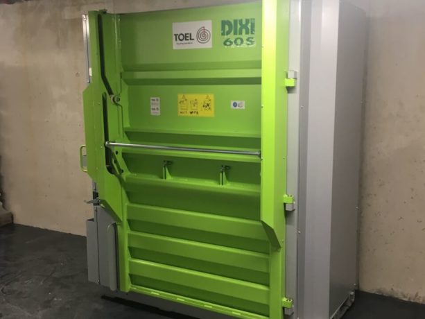 Ballenpresse-Dixi-60-S vor Wand