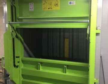 Ballenpressen-Dixi-60-S-mit-Schiebetür