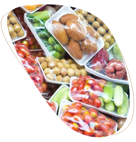 Diverse Lebensmittel sind eingepackt in Folie und Styropor-Teller