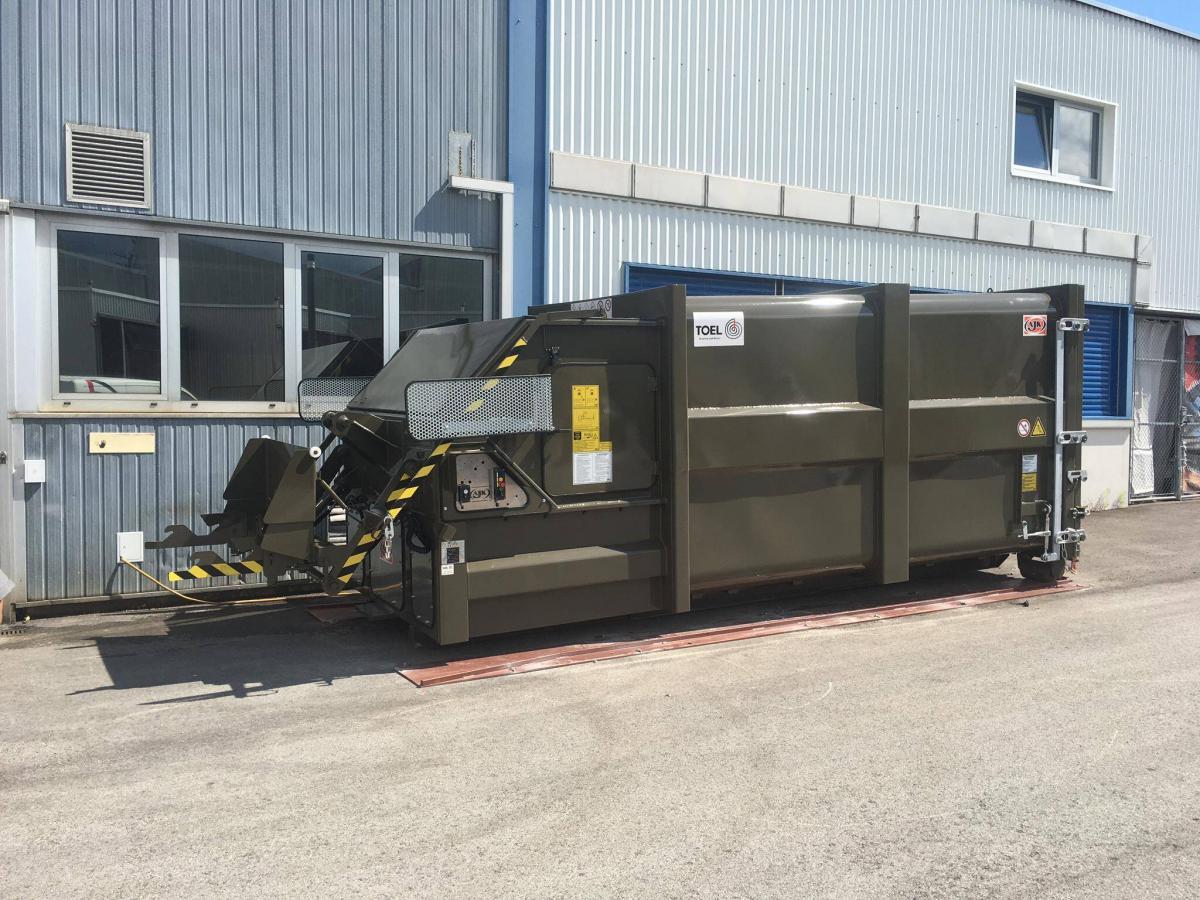 AJK Presscontainer mit Hub-Kippvorrichtung | Toel Recycling AG