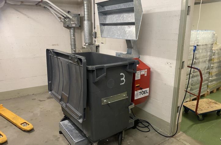 Containerpresse TR1100 mit Container | Toel Recycling AG