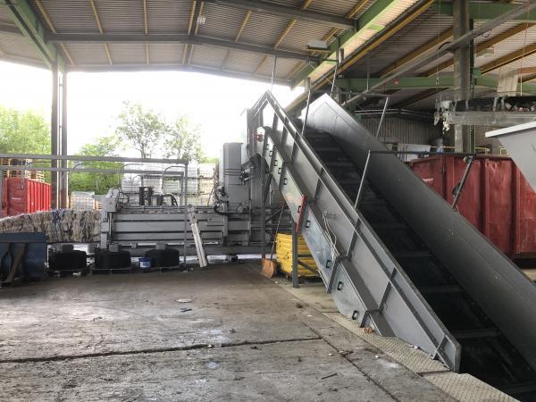 Kanalballenpresse Albamat Förderband l Toel Recycling AG