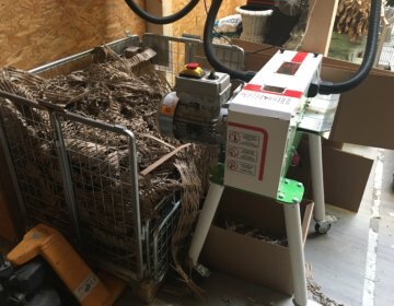 Kartonschredder HS400 mit Material | Toel Recycling AG
