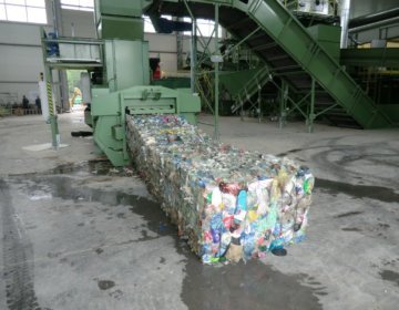Mobile Ballenpresse V800 mit Förderband l Toel Recycling AG