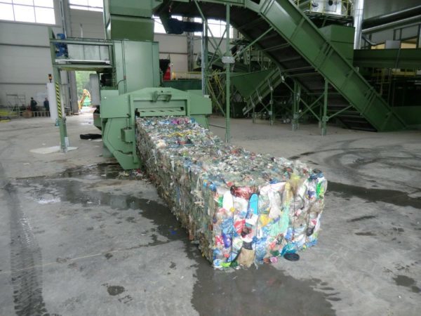Mobile Ballenpresse V800 mit Förderband l Toel Recycling AG