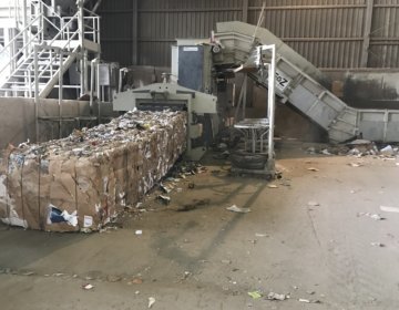 Mobile Ballenpresse mit Förderband