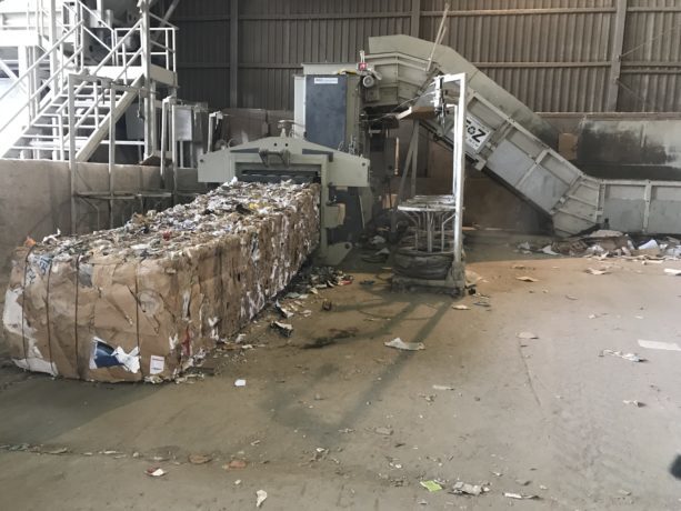 Mobile Ballenpresse mit Förderband