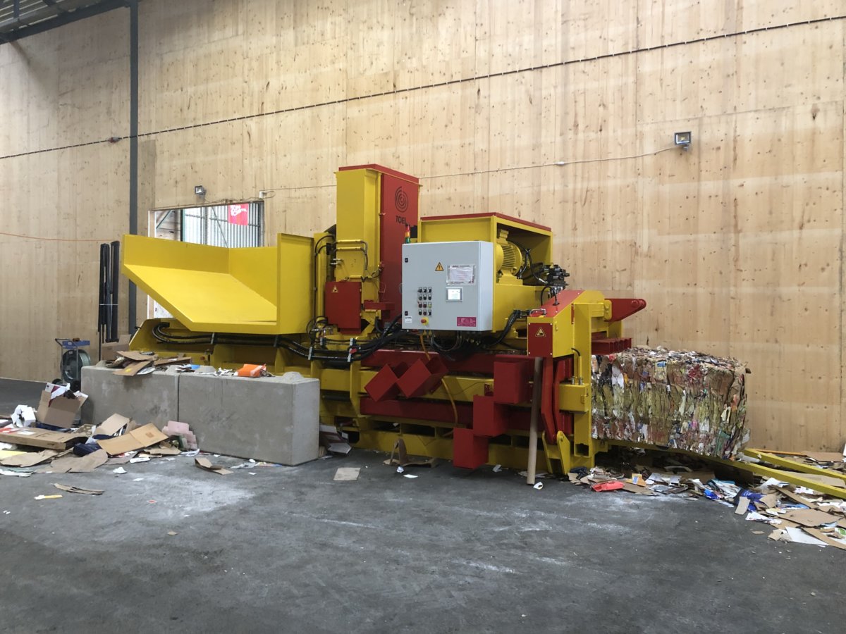 Mobile Ballenpresse mit Spezialtrichter | Toel Recycling AG