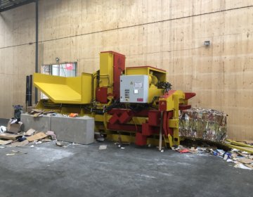 Mobile Ballenpresse mit Spezialtrichter | Toel Recycling AG
