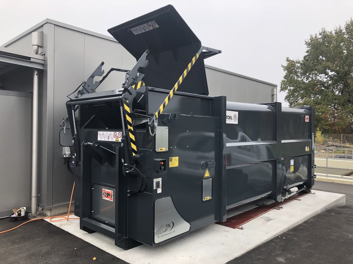 Nassmüllpresse AJK Hub-Kippvorrichtung | Toel Recycling AG
