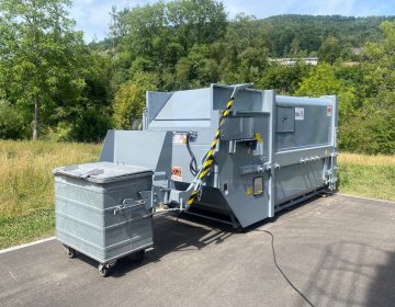 Nassmüllpresse Hub-Kippvorrichtung | Toel Recycling AG