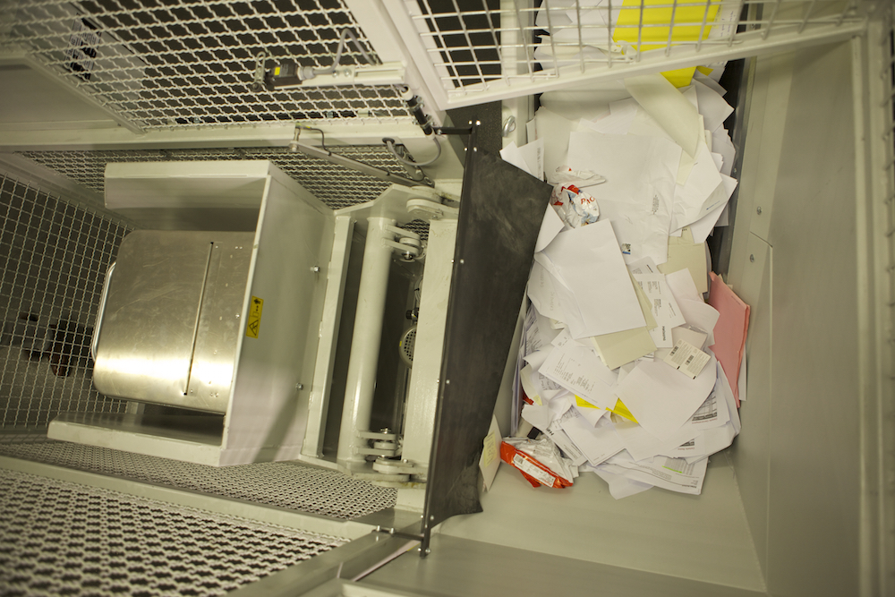 Papierschredder mit Kippvorrichtung | Toel Recycling AG