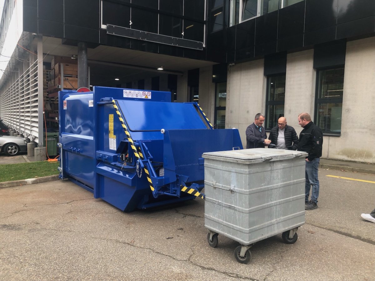 Presscontainer Welaki Hub-Kippvorrichtung | Toel Recycling AG