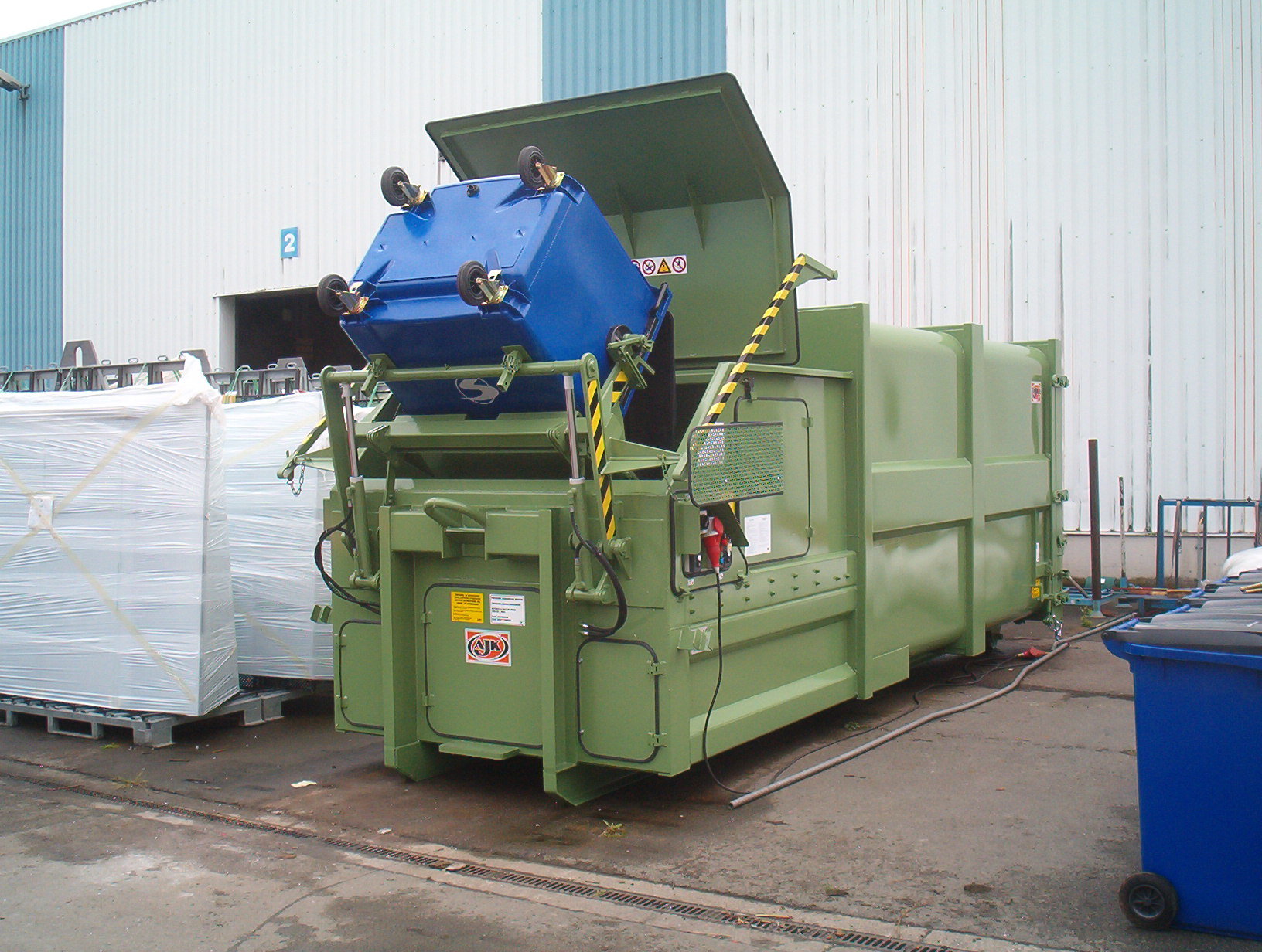Presscontainer mit Kippvorrichtung und Stahldeckel l Toel Recycling AG