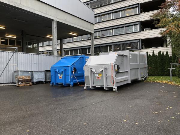 Presscontainer mit grosser Einwurföffnung l Toel Recycling AG