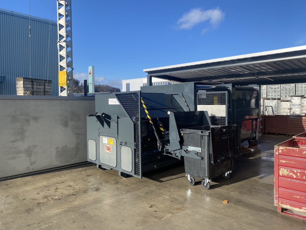 Presscontainer mit seitlicher Hub-Kippvorrichtung | Toel Recycling AG