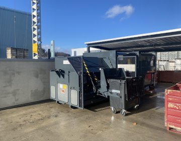 Presscontainer mit seitlicher Hub-Kippvorrichtung | Toel Recycling AG