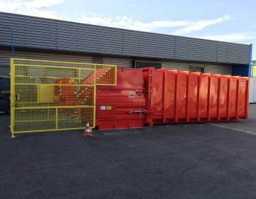 Stationärer Presscontainer mit Hub-Kippvorrichtung | Toel Recycling AG