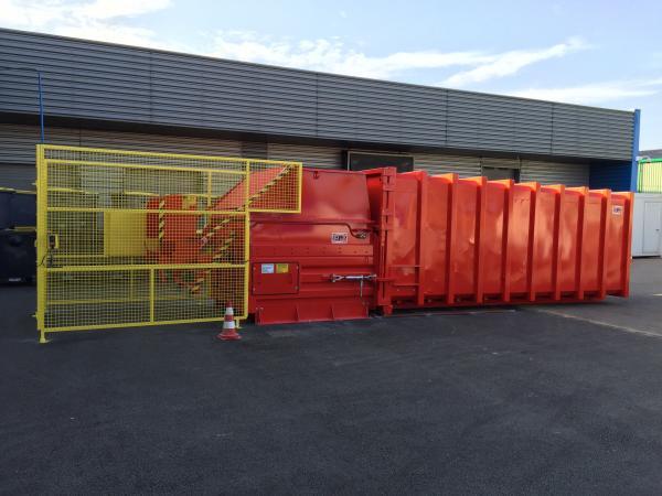 Stationärer Presscontainer mit Hub-Kippvorrichtung | Toel Recycling AG
