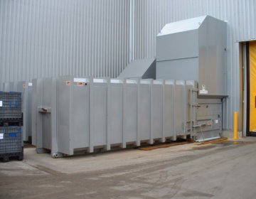 Stationäre Pressanlage Abwurfschacht