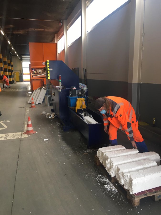 Styroporverdichter TR mit Briketts | Toel Recycling