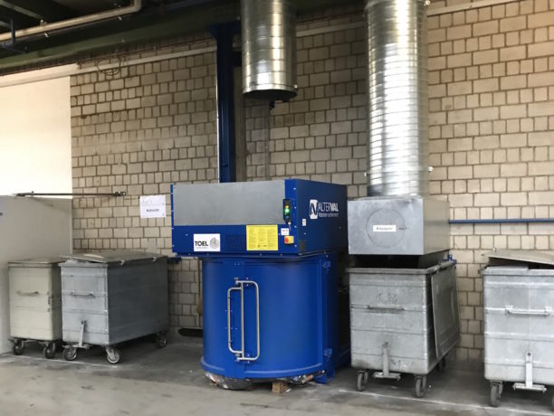 Universalverdichter für Abfall vor Wand