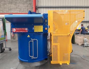 Universalverdichter mit seitlicher Kippvorrichtung l Toel Recycling AG