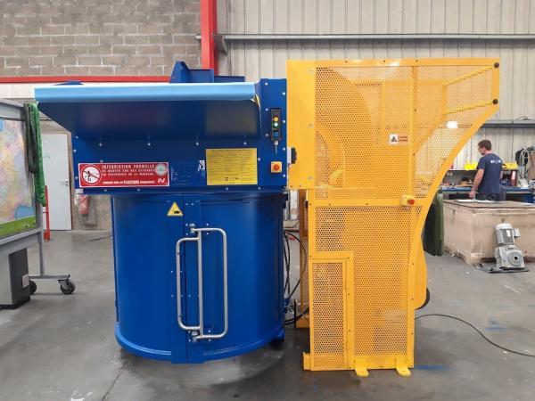 Universalverdichter mit seitlicher Kippvorrichtung l Toel Recycling AG