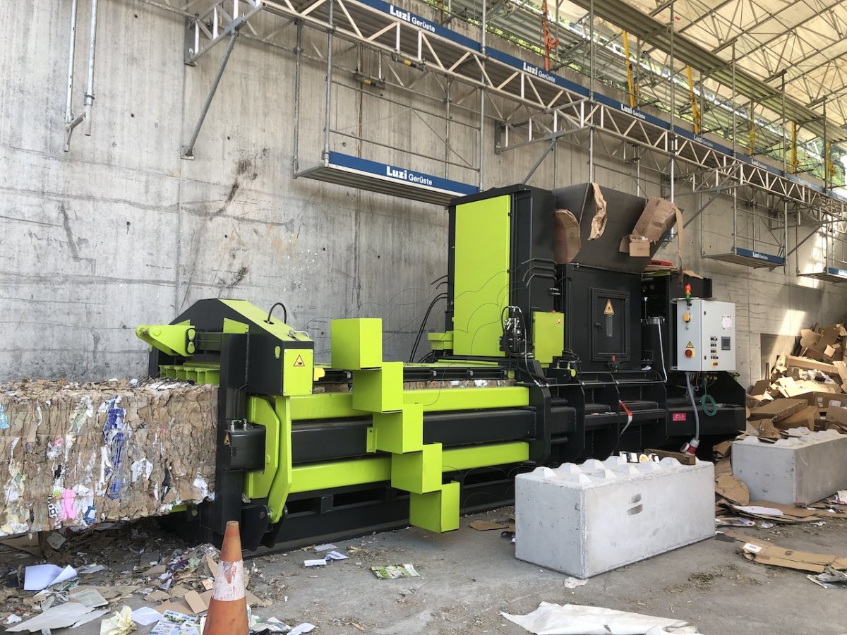 Ballenpresse mit Trichter | Toel Recycling AG