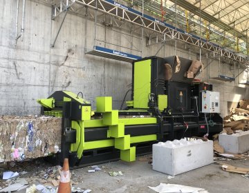 Ballenpresse mit Trichter | Toel Recycling AG