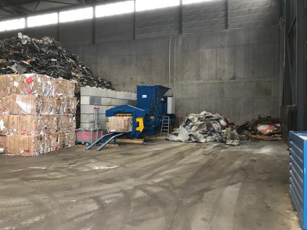 Mobile Ballenpresse 800 l Toel Recycling AG