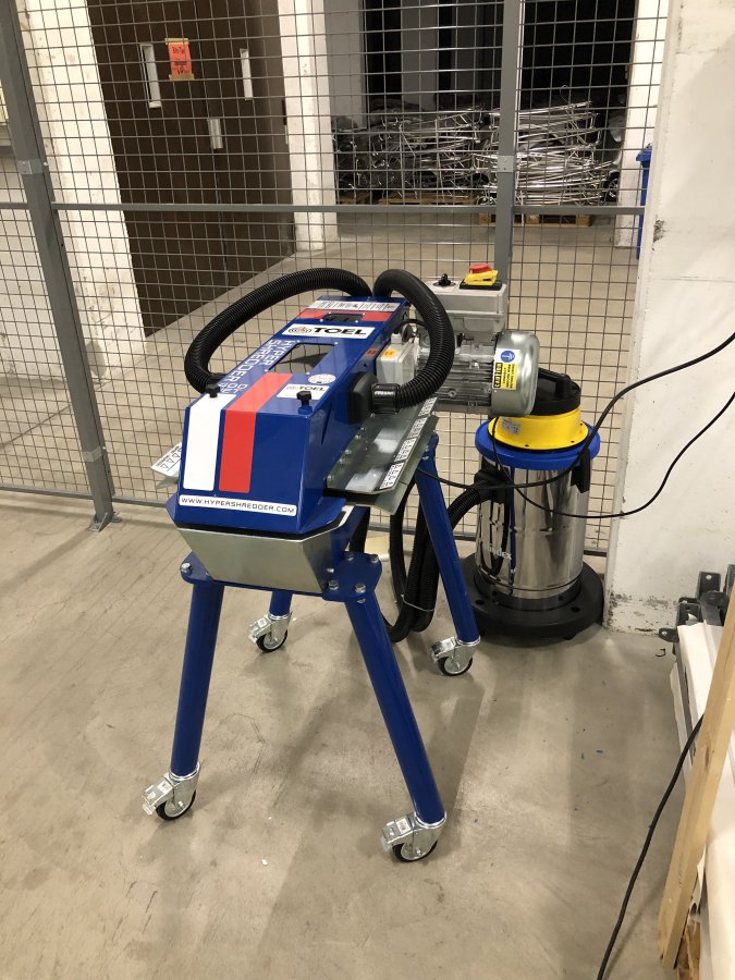 Kartonschredder mit Staubabsauger | Toel Recycling