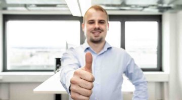 Person mit Daumen hoch