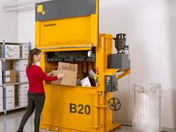 Ballenpresse Bramidan B20 Einfüllöffnung Schiebetür | Toel Recycling AG