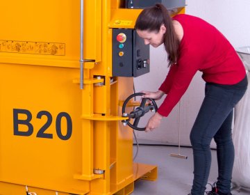 Ballenpresse Bramidan B20 Türöffnung | Toel Recycling AG