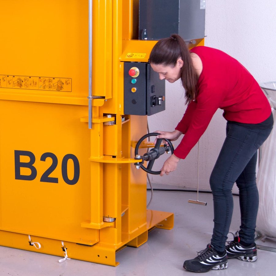 Ballenpresse Bramidan B20 Türöffnung | Toel Recycling AG