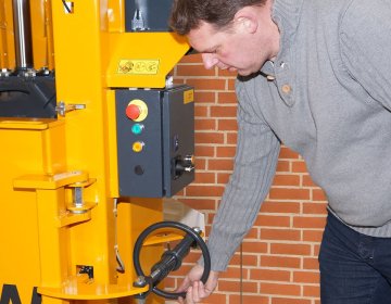 Ballenpresse Bramidan B30 Türöffnung | Toel Recycling AG