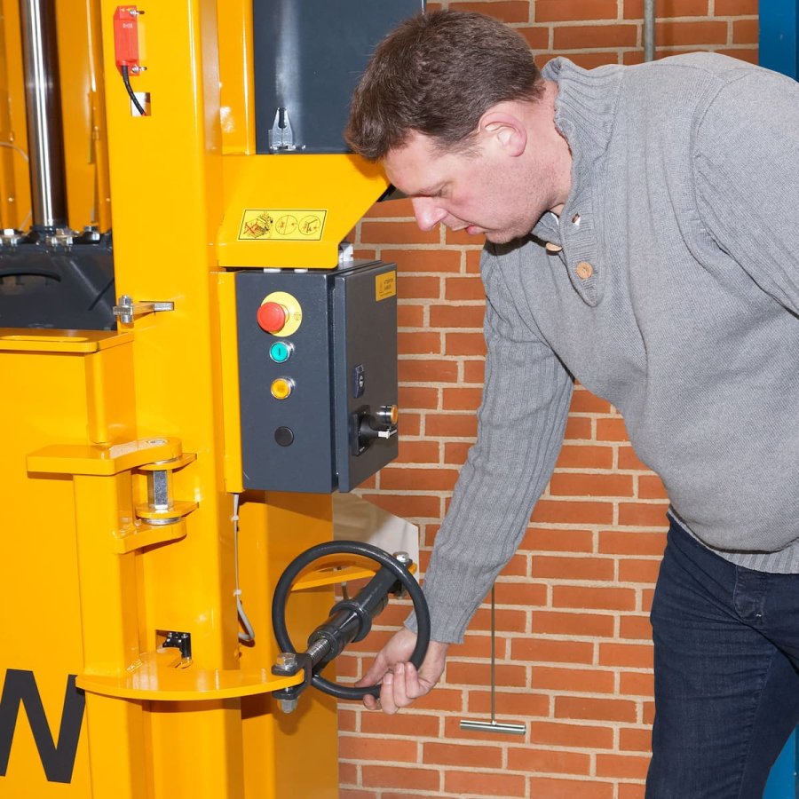 Ballenpresse Bramidan B30 Türöffnung | Toel Recycling AG