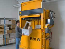 Ballenpresse Bramidan B30 W geöffnete Schiebetür | Toel Recycling AG