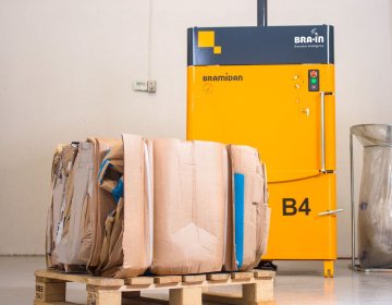 Ballenpresse Bramidan B4 Kartonballen auf Palette | Toel Recycling AG
