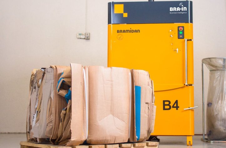 Ballenpresse Bramidan B4 Kartonballen auf Palette | Toel Recycling AG