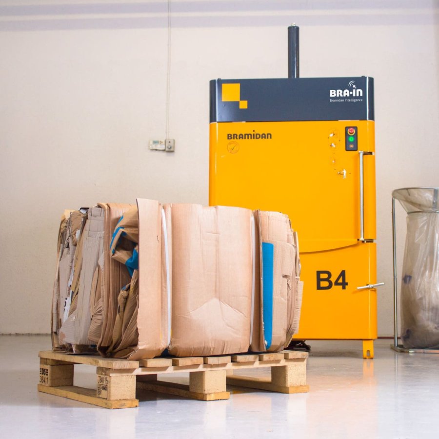 Ballenpresse Bramidan B4 Kartonballen auf Palette | Toel Recycling AG