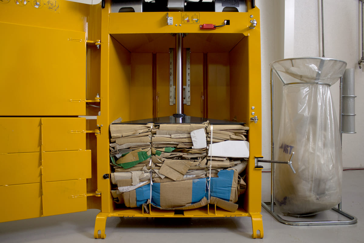 Ballenpresse Bramidan B4 Kartonballen | Toel Recycling AG