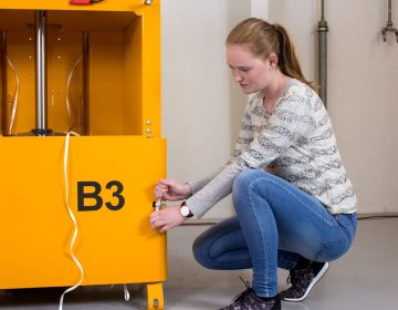 Ballenpresse Bramidan B4 Tür öffnen | Toel Recycling AG