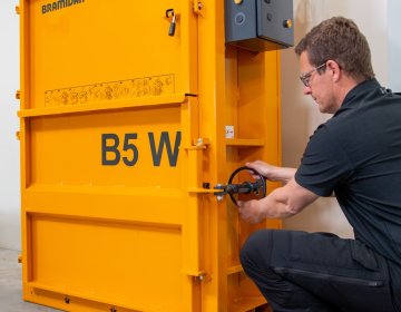 Ballenpresse Bramidan B5 W Tür öffnen | Toel Recycling AG