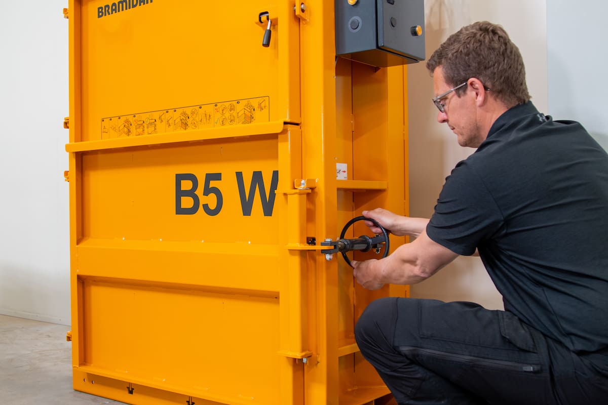 Ballenpresse Bramidan B5 W Tür öffnen | Toel Recycling AG