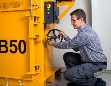 Ballenpresse Bramidan B50 Türöffnung | Toel Recycling AG