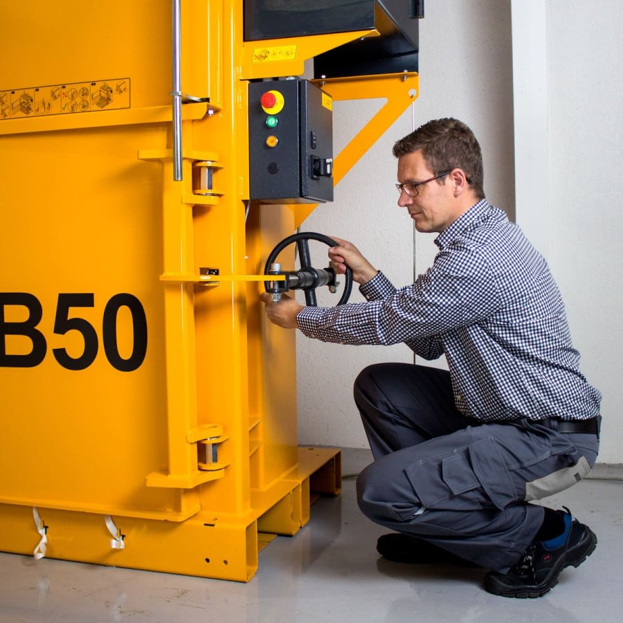 Ballenpresse Bramidan B50 Türöffnung | Toel Recycling AG