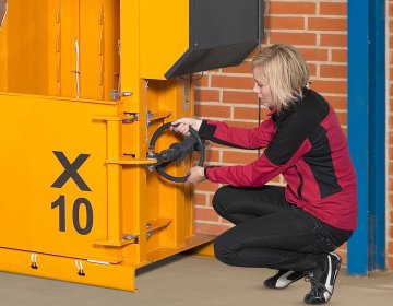 Ballenpresse Bramidan X10 Türöffnung | Toel Recycling AG